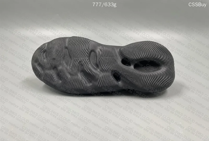yeezy foan runner 4