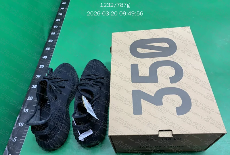Yeezy onyx LW 2