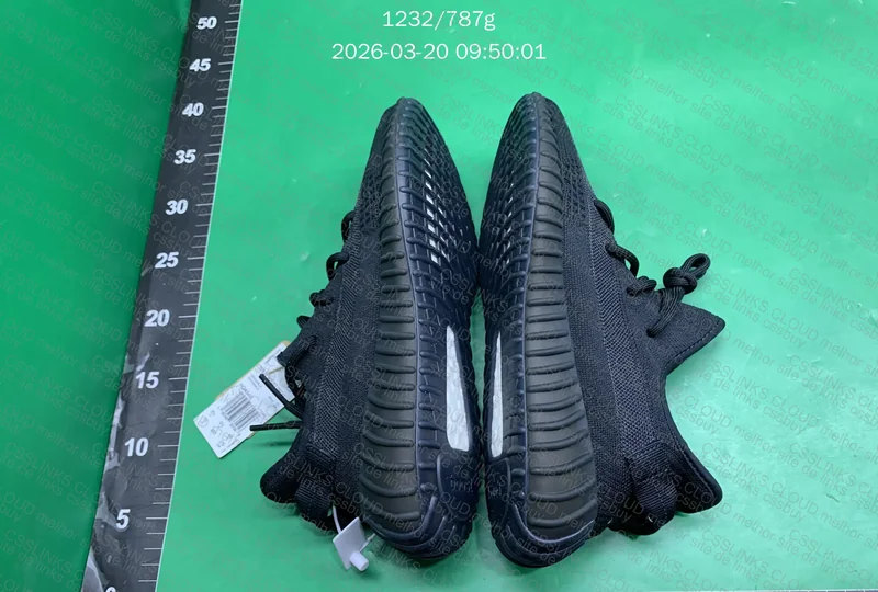 Yeezy onyx LW 4