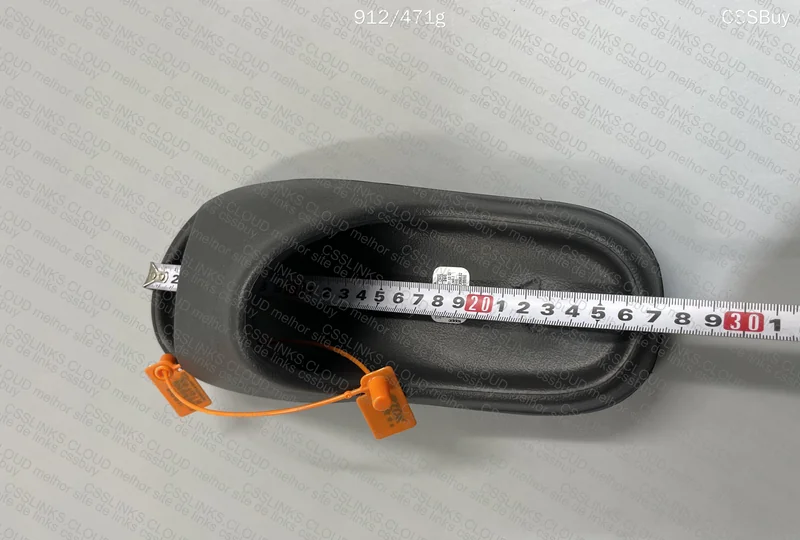 Yeezy slide 10