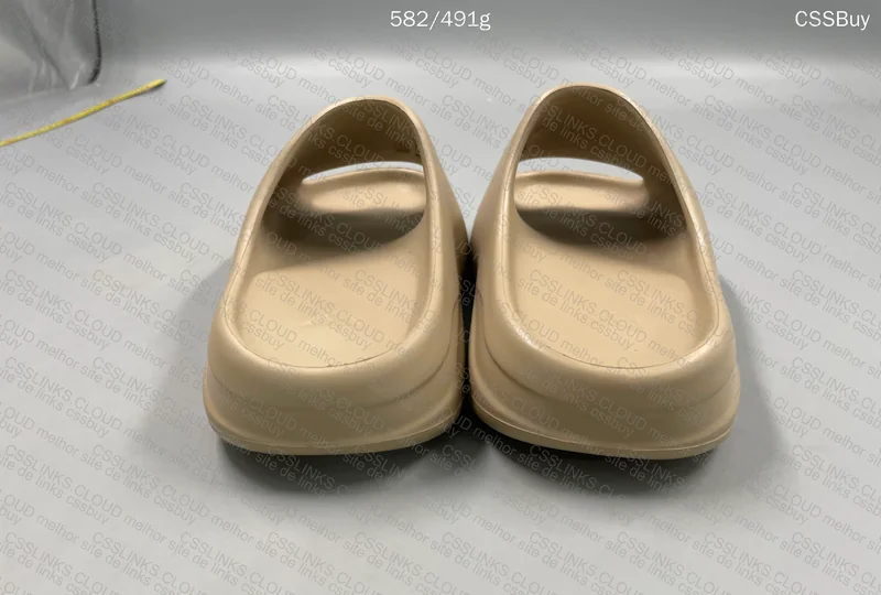 YEEZY SLIDE 4