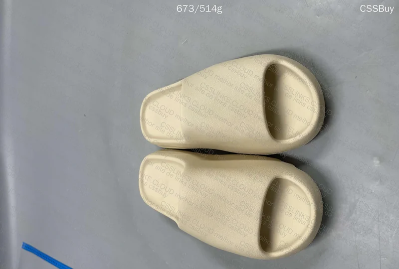 Yeezy slide 28Y