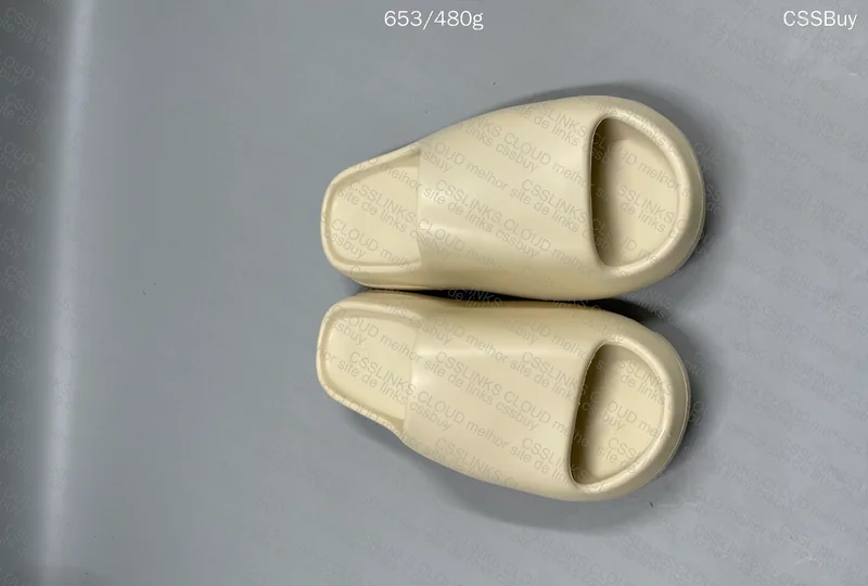 Random Yeezy Slide LW B Grade 3