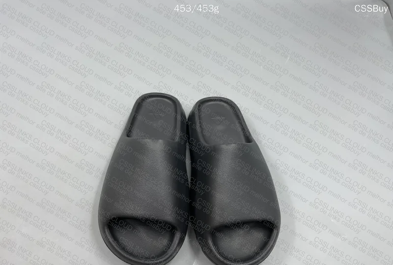 Yeezy Slide and Supreme Wallet 3