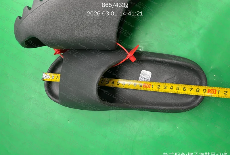 Yeezy Slide LW 8
