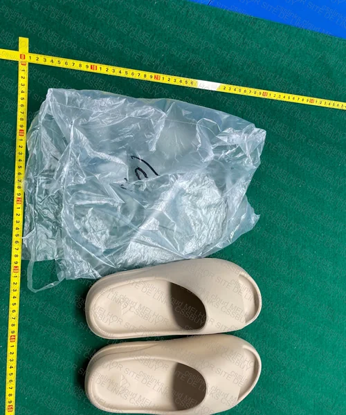 Yeezy slide LW B