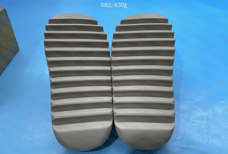 Yeezy Slide Lw B 55¥ 4