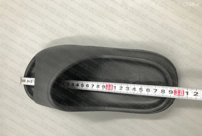 Yeezy Slide Onyx - With Measurement 2