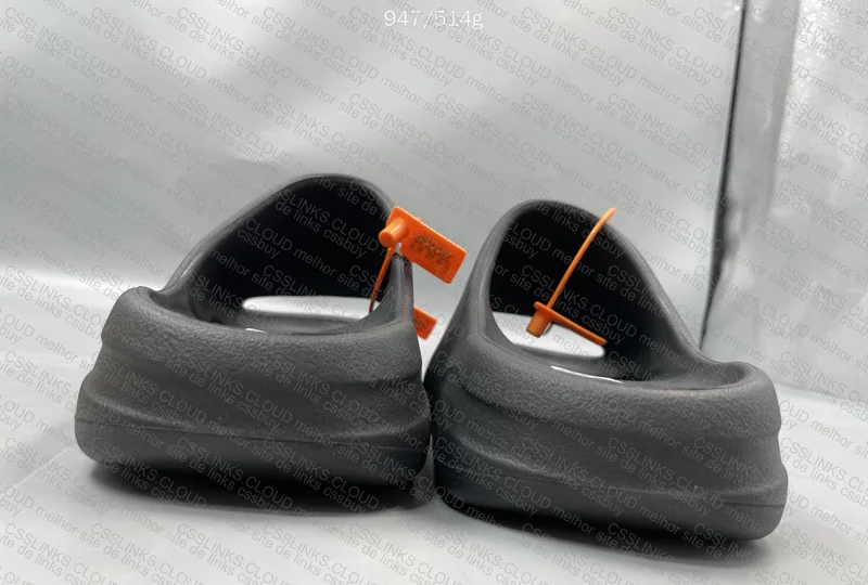 Yeezy Slide - Onyx 3