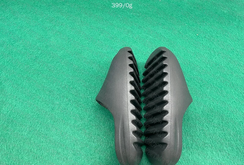 Yeezy Slide Onyx LW b 3