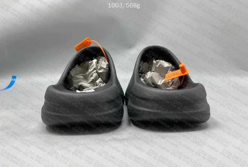Yeezy Slide Onyx Zok 2