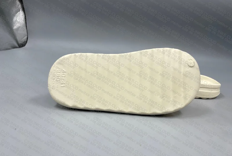 Yeezy Slide for 9￥ 2