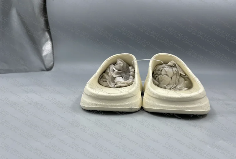 Yeezy Slide for 9￥ 3