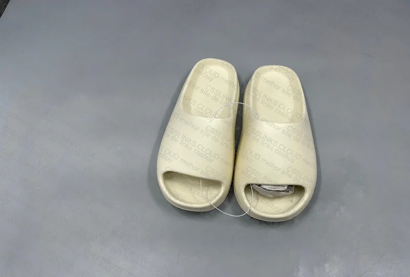 Yeezy Slide for 9￥ 4