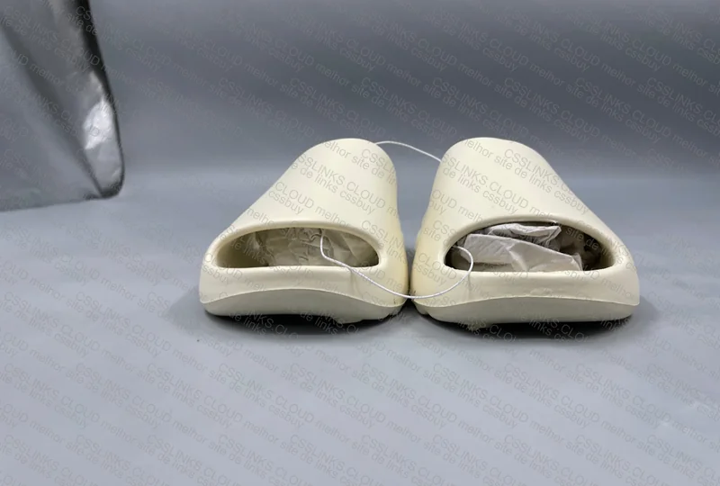 Yeezy Slide for 9￥ 5