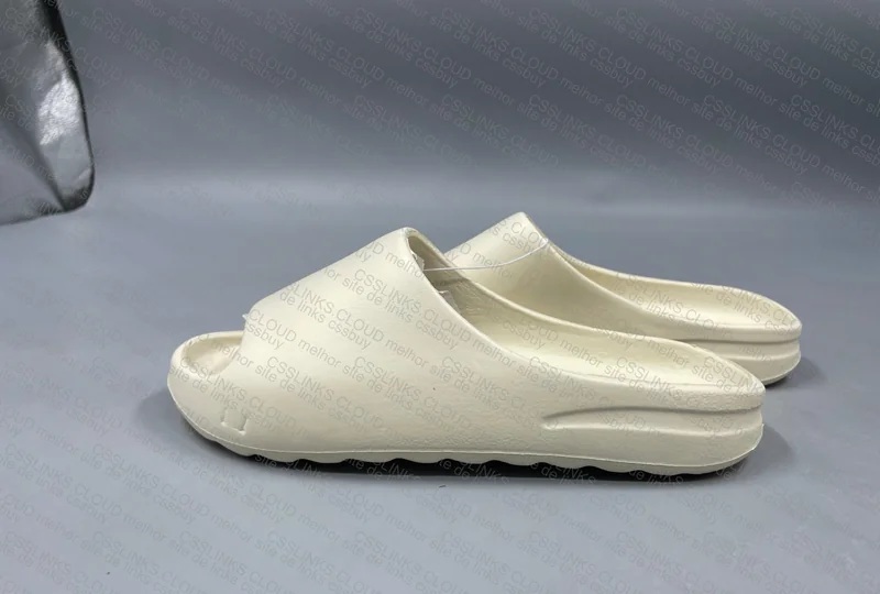 Yeezy Slide for 9￥ 6