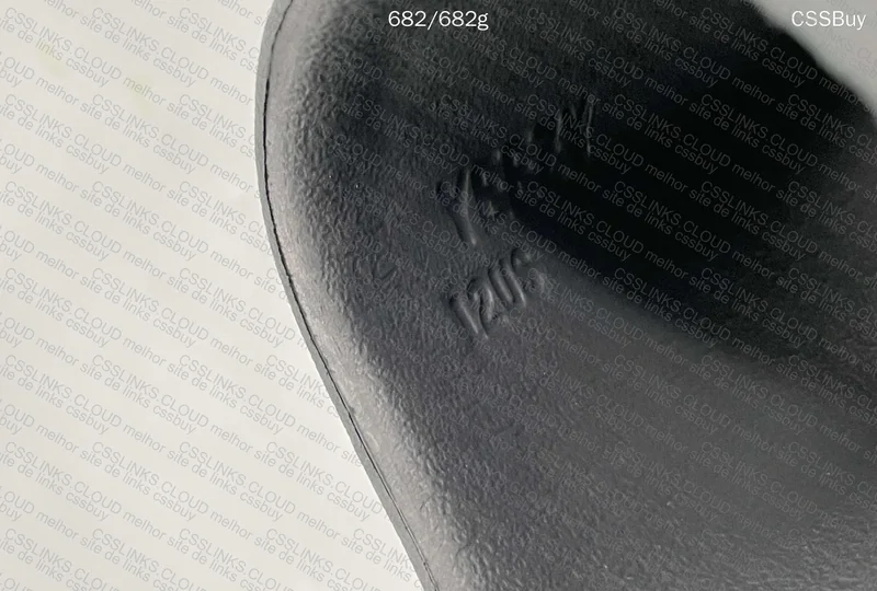Yeezy Slide - Black/Onyx 4