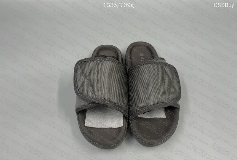 Yeezy slide season 6/7