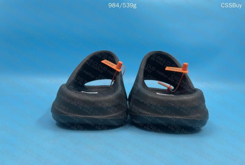 YEEZY SLIDE ZOK TA GL? 3