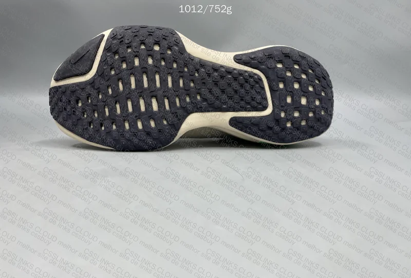 ZoomX Invincible 3 - One Larger Than the Other? 10