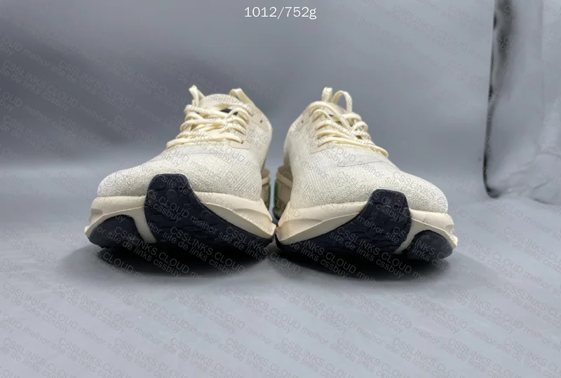 ZoomX Invincible 3 - One Larger Than the Other? 2